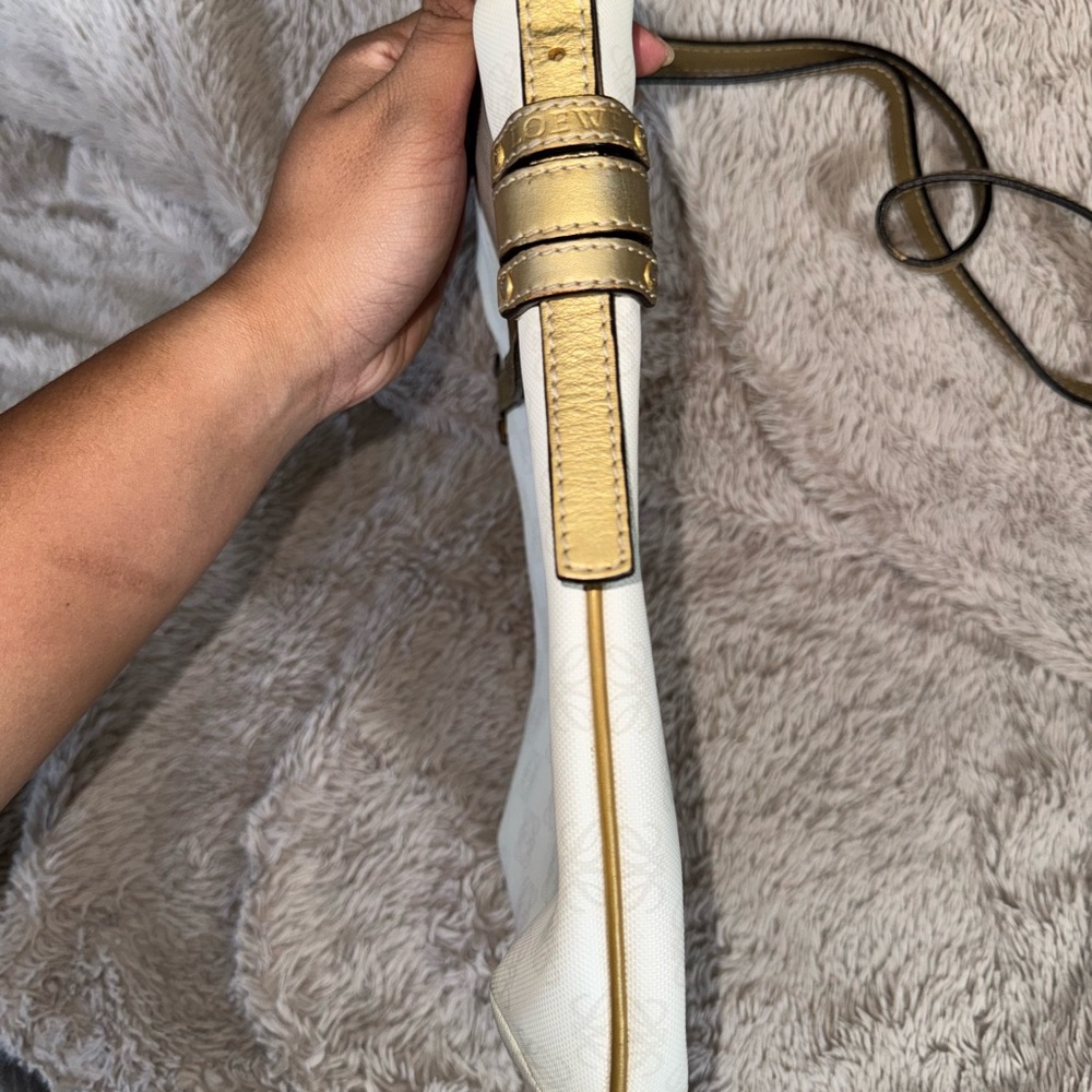 Loewe White and Gold Crossbody Bag with Elegant Design - Picture 6 of 8